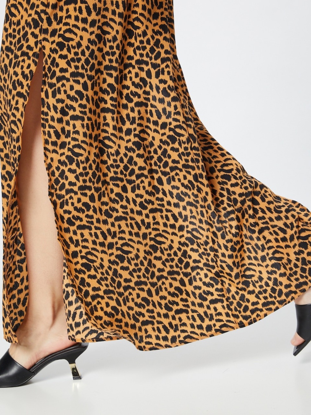 NWT ~ NASTY GAL Cheetah Leopard Slit Flowy Long Maxi
Dress - Picture 9 of 14